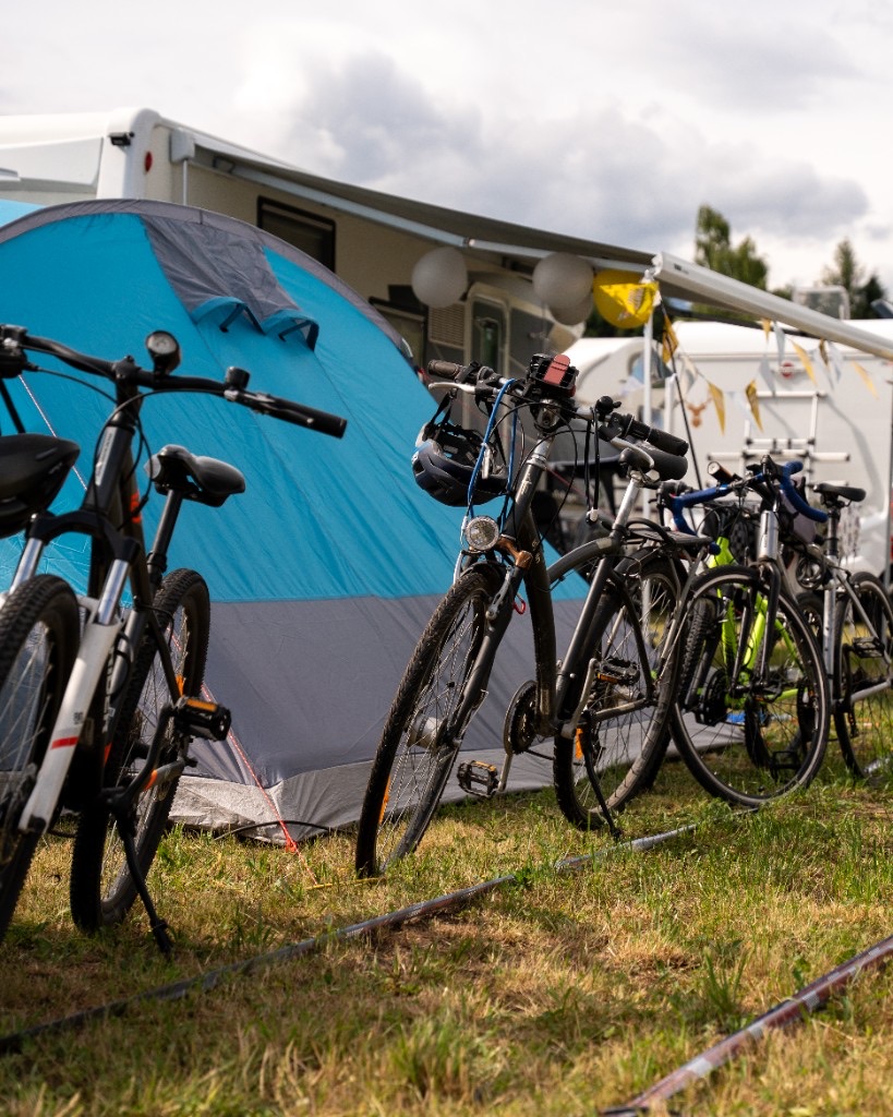 Fahrräder, Zelt und Wohnmobile auf der Wiese – aktives Camping am Schitterhof zur MotoGP Austria