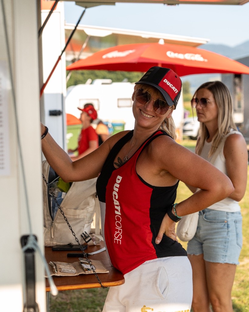 Gast im Ducati-Fan-Outfit am Streetfood-Kiosk auf dem CAMPING WEISS Schitterhof, MotoGP Wochenende