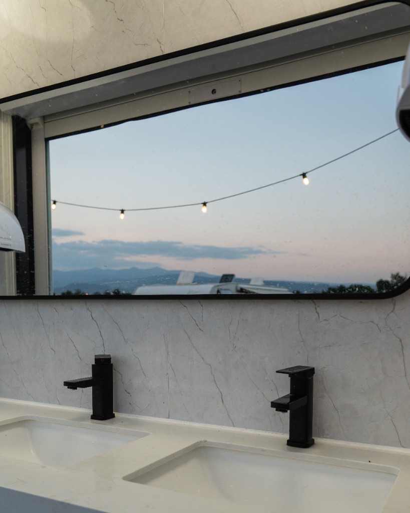 Moderne Waschräume mit Marmor-Optik und Designer-Armaturen – Premium-Sanitär am CAMPING WEISS zur MotoGP