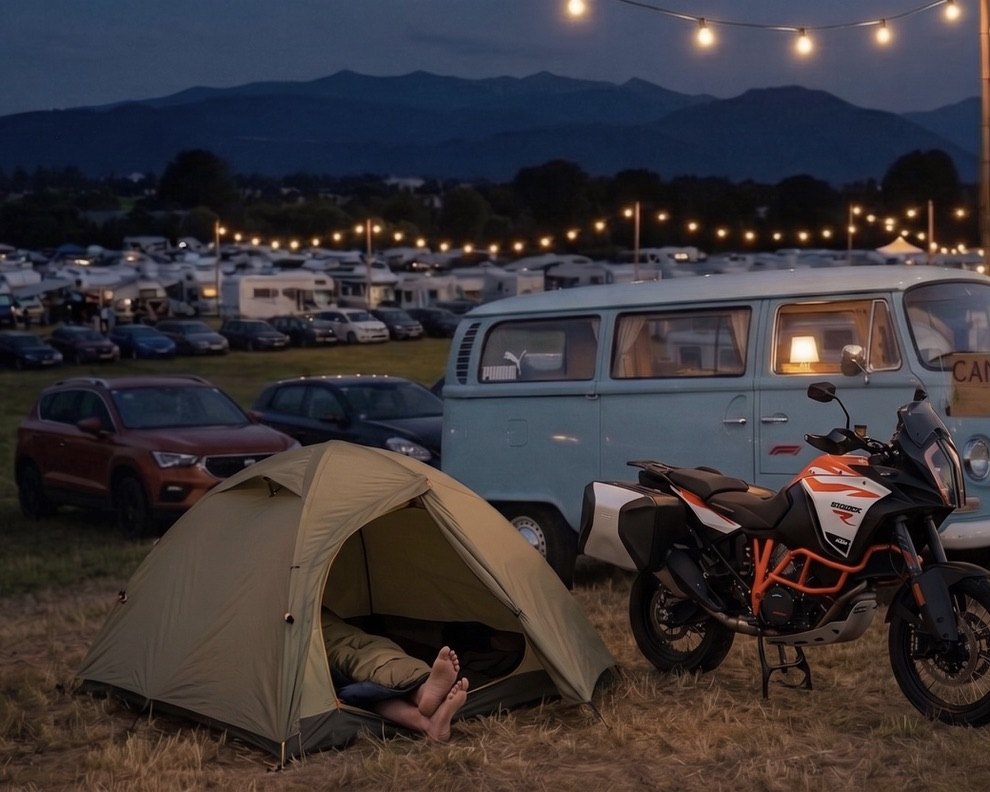 KTM-Motorrad neben Zelt in blauer Abendstimmung – MotoGP-Fancamping CAMPING WEISS Schitterhof nahe Red Bull Ring Spielberg