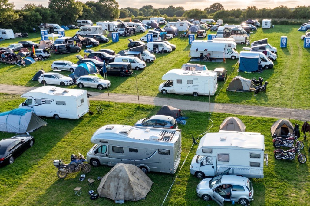 Luftbild MotoGP-Camping: Wohnmobile, Zelte und Motorräder auf der Wiese am Red Bull Ring Spielberg – CAMPING WEISS Schitterhof